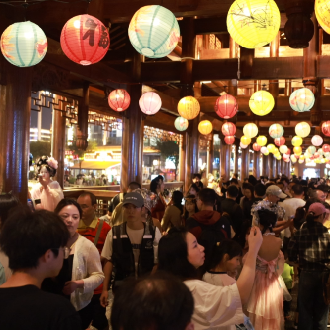国庆第一天,2万人次打卡!苏仙裕后街火出圈