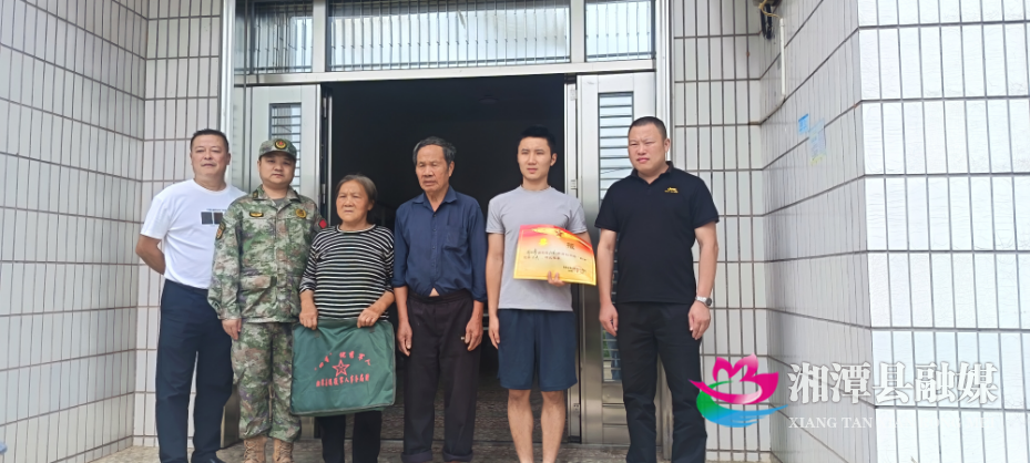 湘潭县云湖桥镇为“四有”优秀士兵家庭送荣光