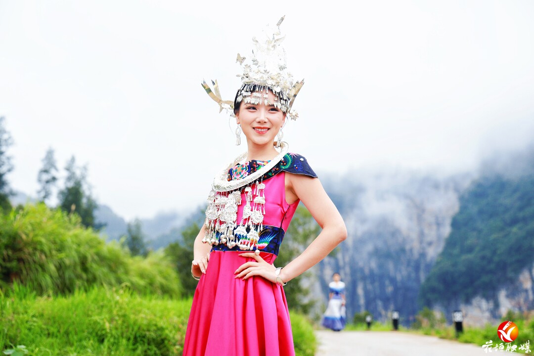 “亚洲美后”白艺昕现身花垣双龙梯田,“云顶山T”时装秀惊艳出圈