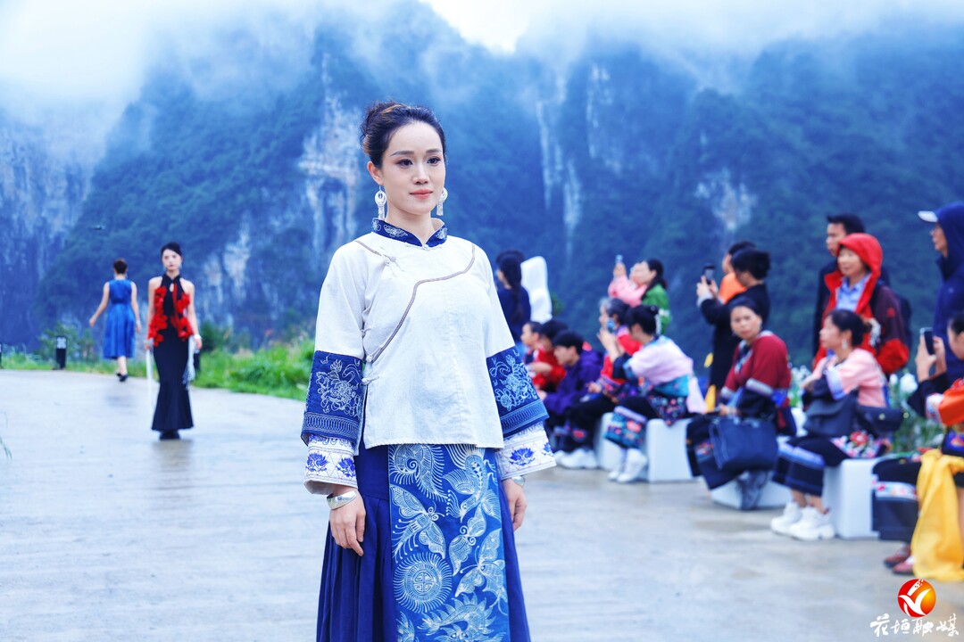 “亚洲美后”白艺昕现身花垣双龙梯田,“云顶山T”时装秀惊艳出圈