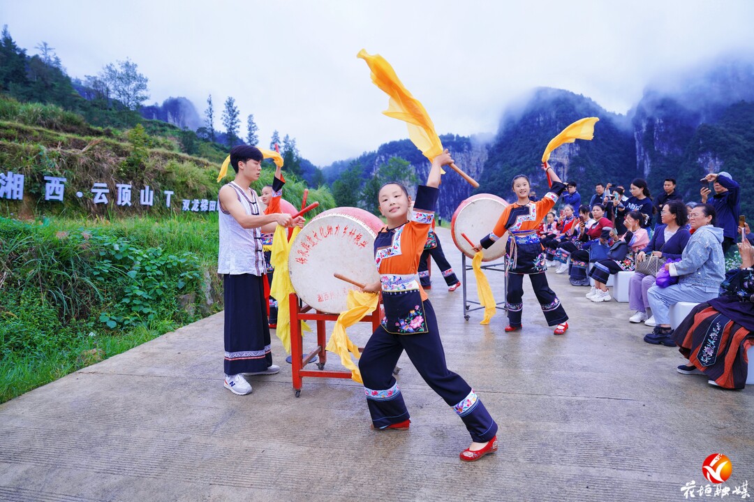 “亚洲美后”白艺昕现身花垣双龙梯田,“云顶山T”时装秀惊艳出圈