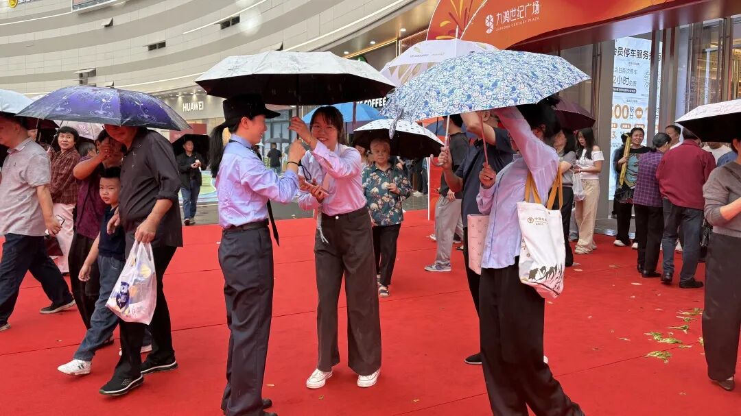 热闹背后的公安蓝,是最安心的底色