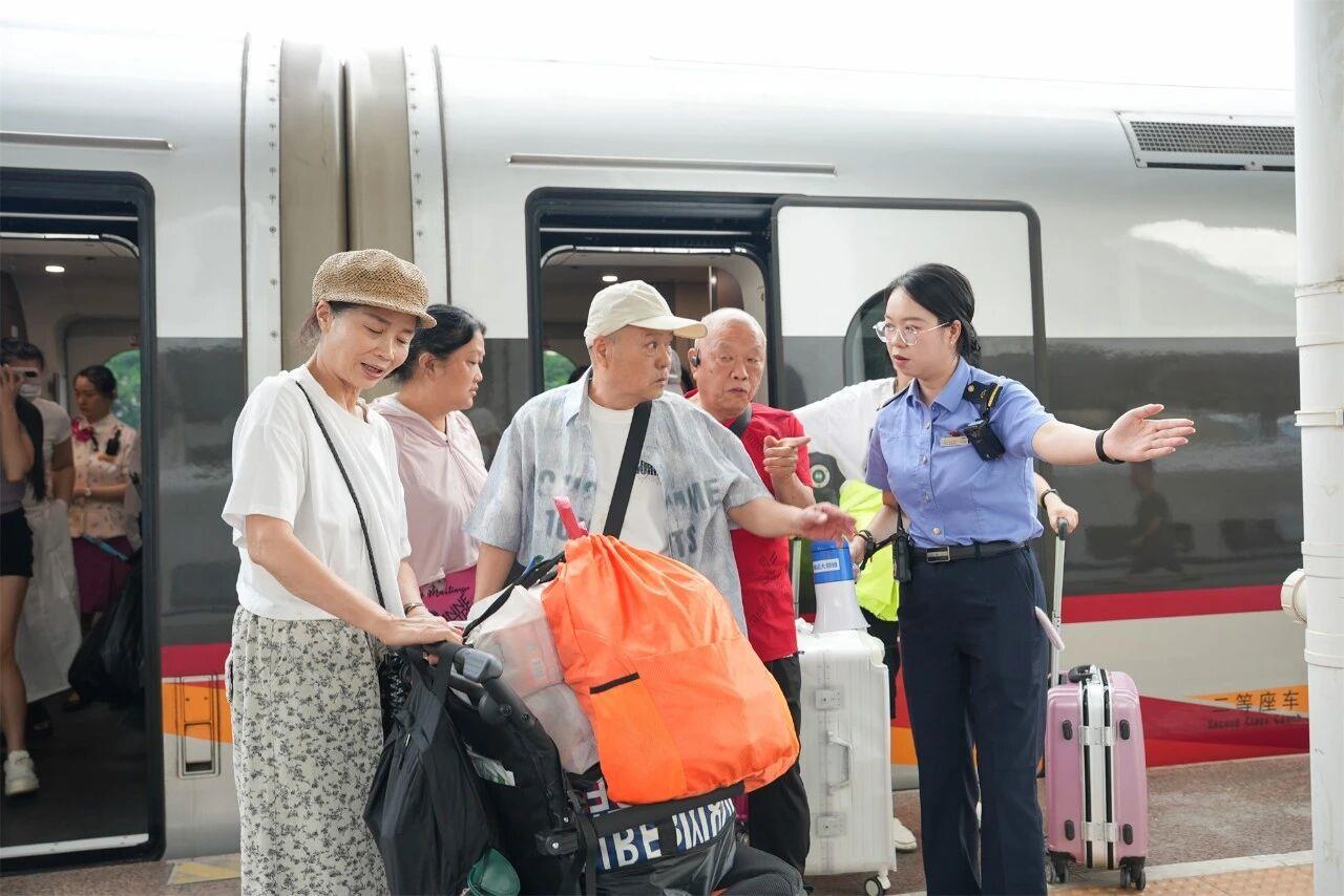 老年旅客淡季火车票将享“折上折” 相关优惠车票明起陆续发售