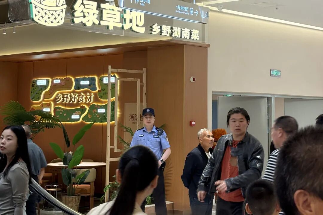 热闹背后的公安蓝,是最安心的底色