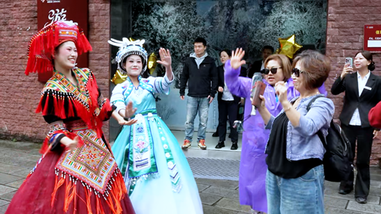 氛围感拉满!武陵源非遗快闪,在奇峰之间为祖国庆生