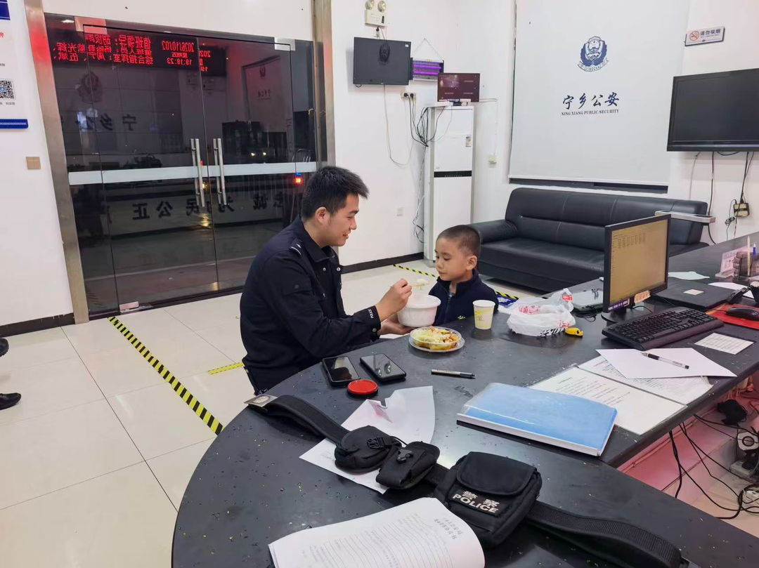 国庆暖心警事｜孩童走失饿肚子，民警化身暖心大哥哥喂饭守护   