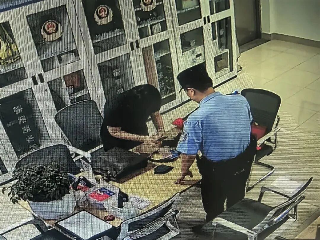 “包不见了,恐怕要损失几十万元生意!”这时一通电话打了过来……