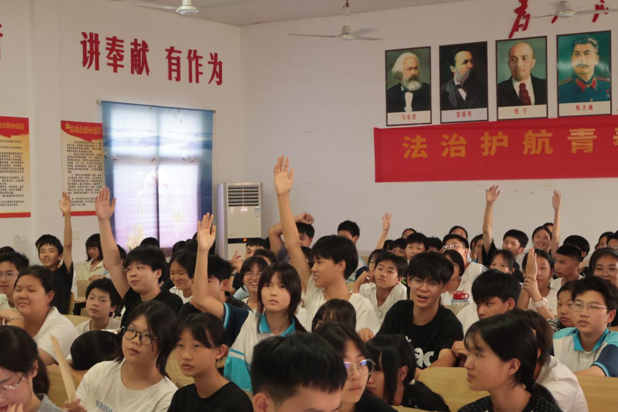 讲好长征故事 点亮少年理想——醴陵市选调生进校园开展红色公益宣讲