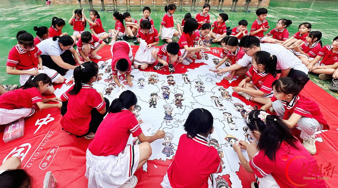 石鼓区朝阳小学：石榴花开庆华诞 巧手编织民族情