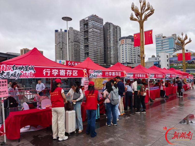 风雨中的“志愿红”,温暖旅客出行路