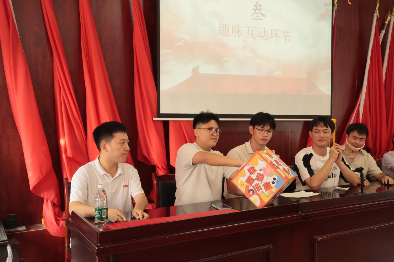 讲好长征故事 点亮少年理想——醴陵市选调生进校园开展红色公益宣讲