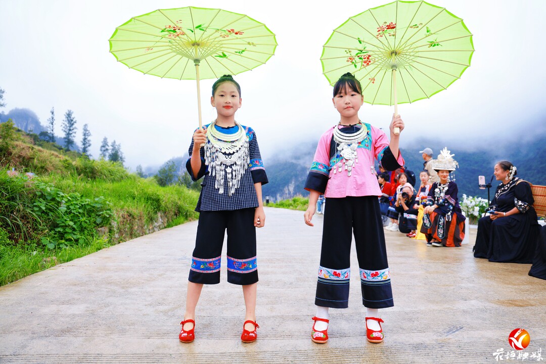 “亚洲美后”白艺昕现身花垣双龙梯田,“云顶山T”时装秀惊艳出圈