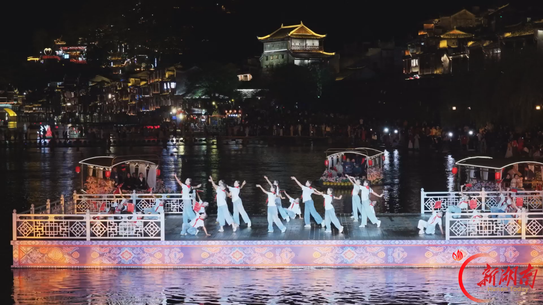 夜游凤凰古城 点燃国庆假日热潮