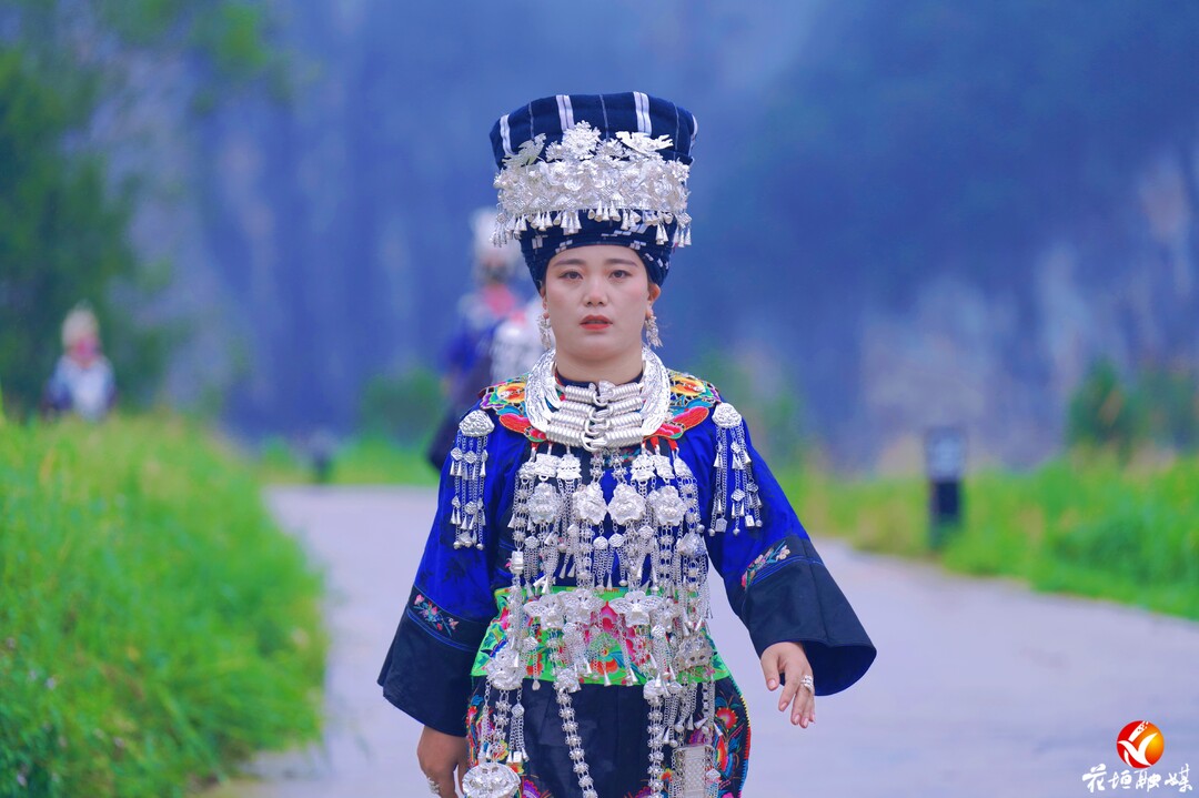 “亚洲美后”白艺昕现身花垣双龙梯田,“云顶山T”时装秀惊艳出圈