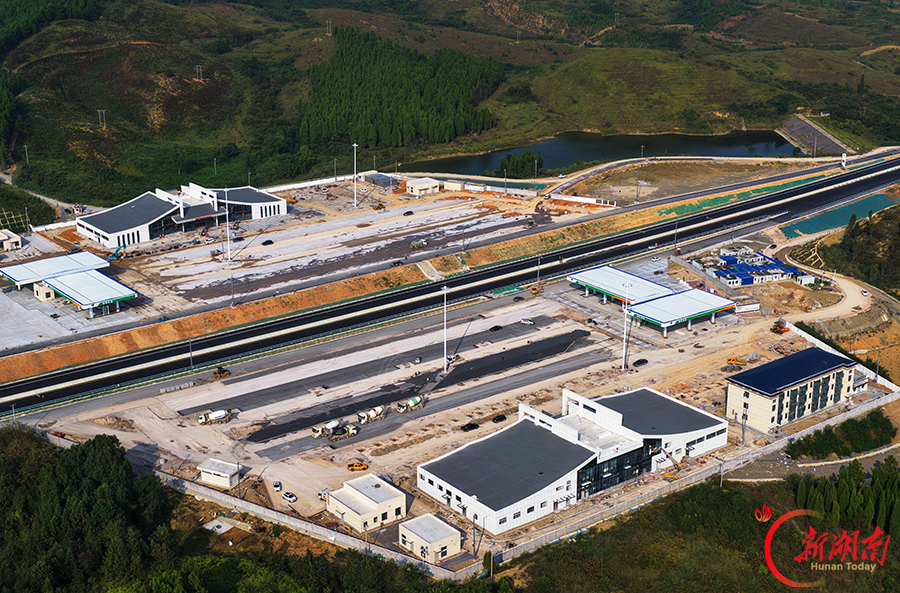 桂新高速建设忙
