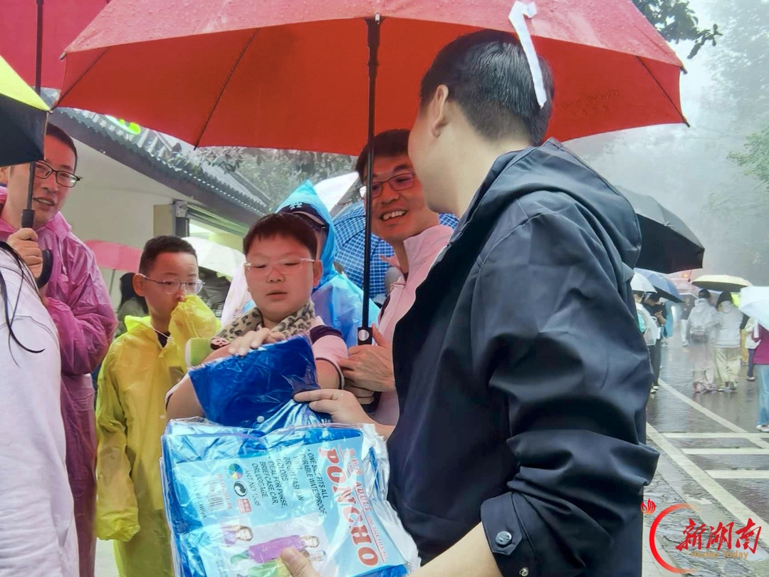 雨天护航 坚守一线!麓山景区全力做好国庆假期游园保障