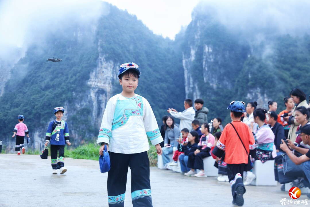 “亚洲美后”白艺昕现身花垣双龙梯田,“云顶山T”时装秀惊艳出圈