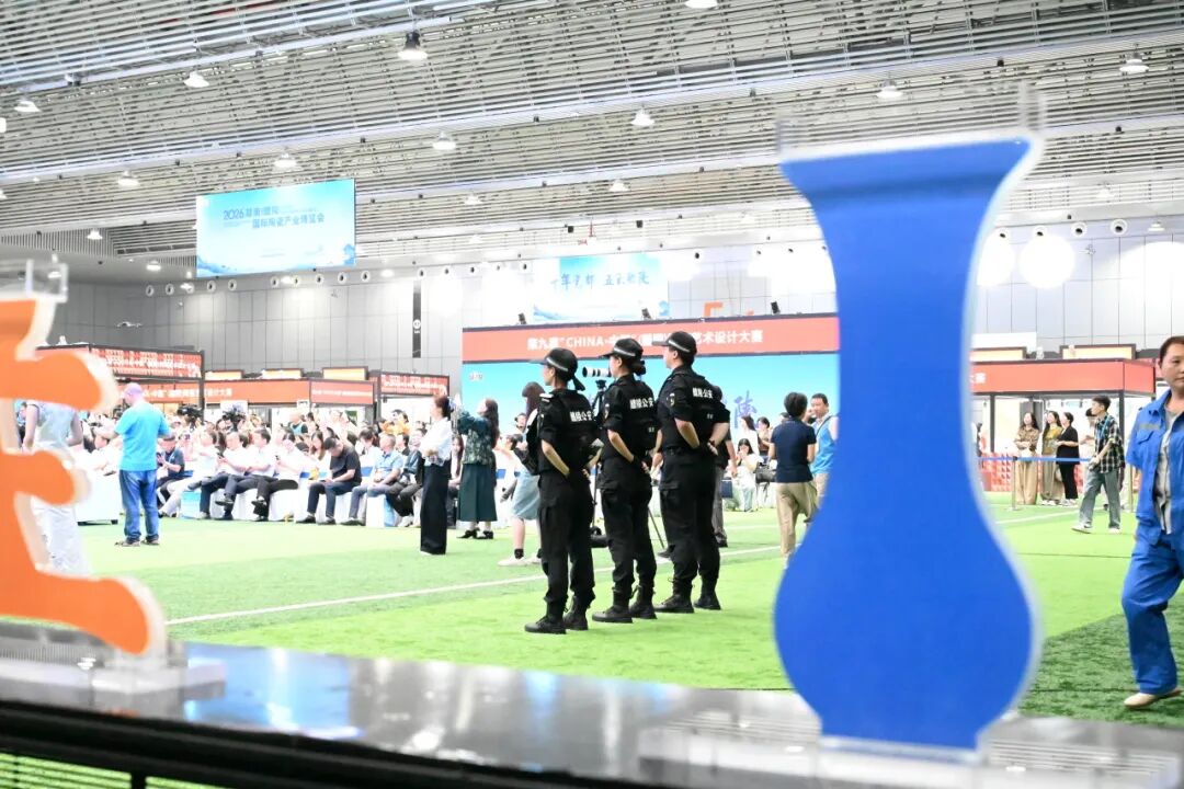 热闹背后的公安蓝,是最安心的底色