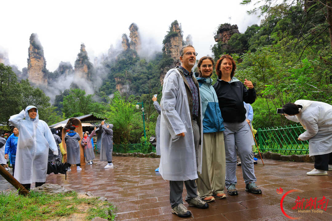 “十一”乐游张家界丨张家界:烟雨峰林间 人在画中游