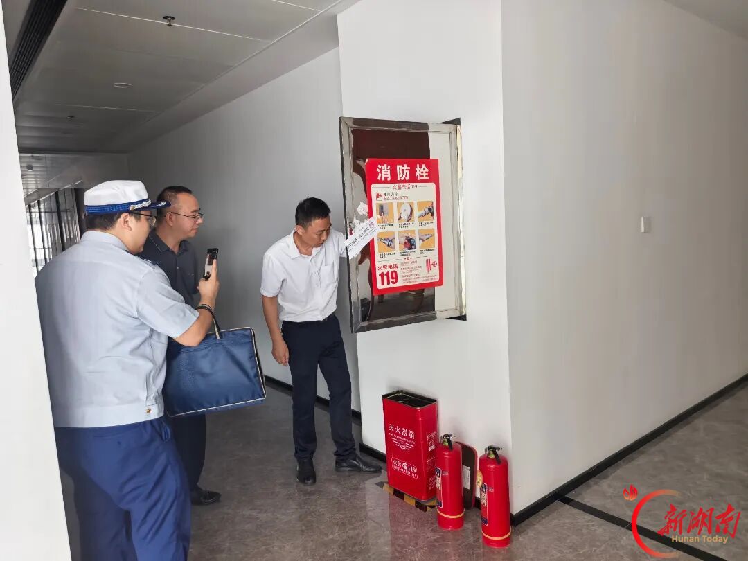 我们的节日·国庆|这抹“火焰蓝”,用坚守向祖国告白