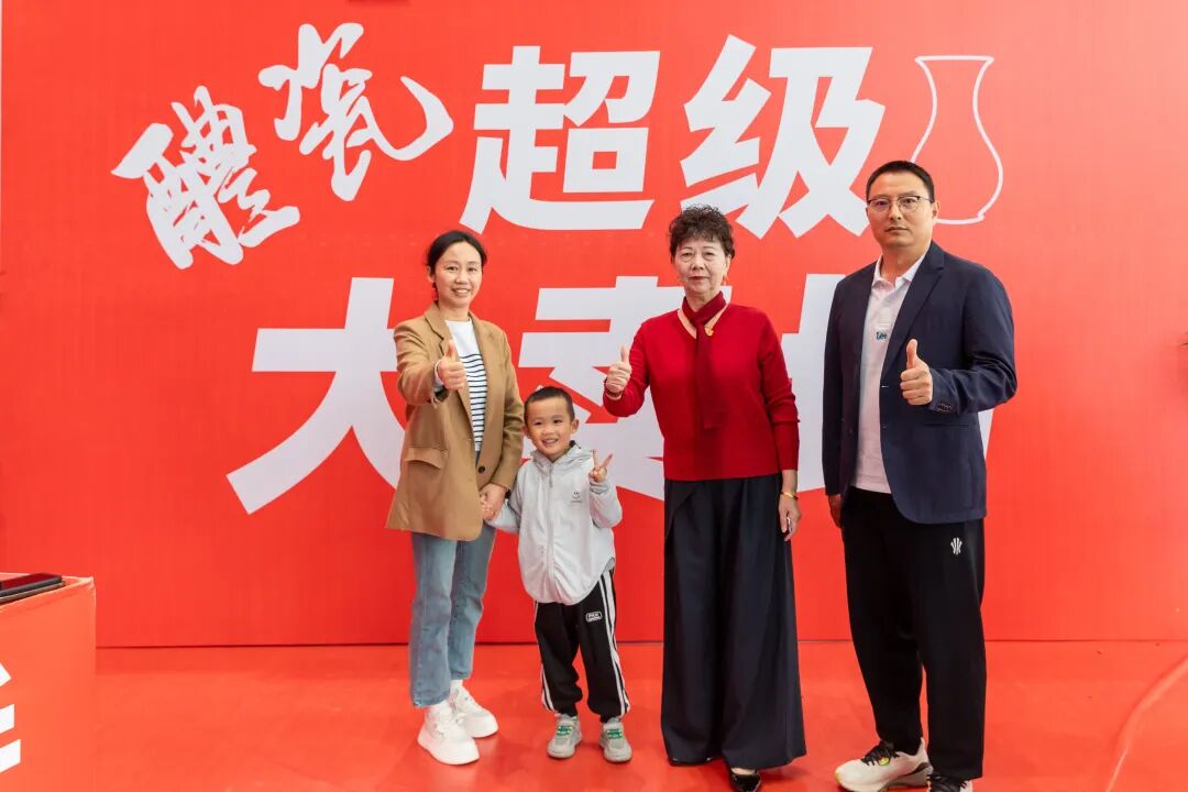 醴陵瓷博会奖品太大,他专门从浏阳叫车带回家!