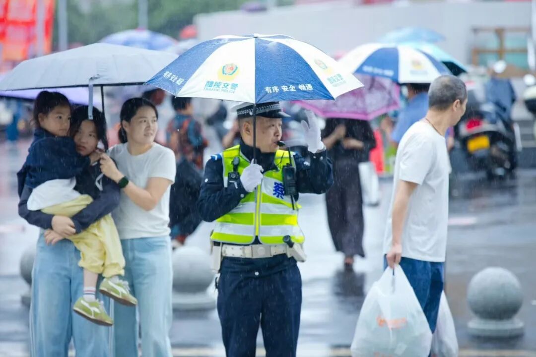 热闹背后的公安蓝,是最安心的底色