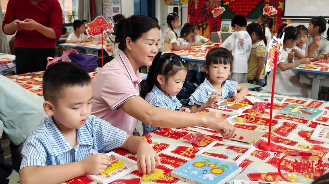 石鼓区朝阳小学：石榴花开庆华诞 巧手编织民族情