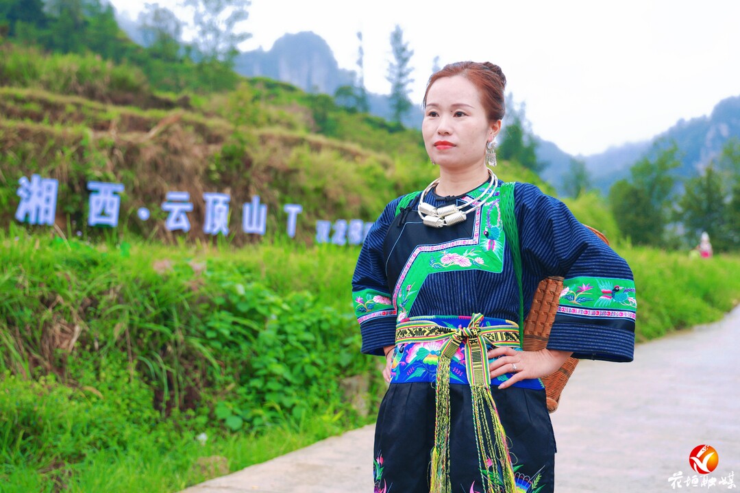 “亚洲美后”白艺昕现身花垣双龙梯田,“云顶山T”时装秀惊艳出圈