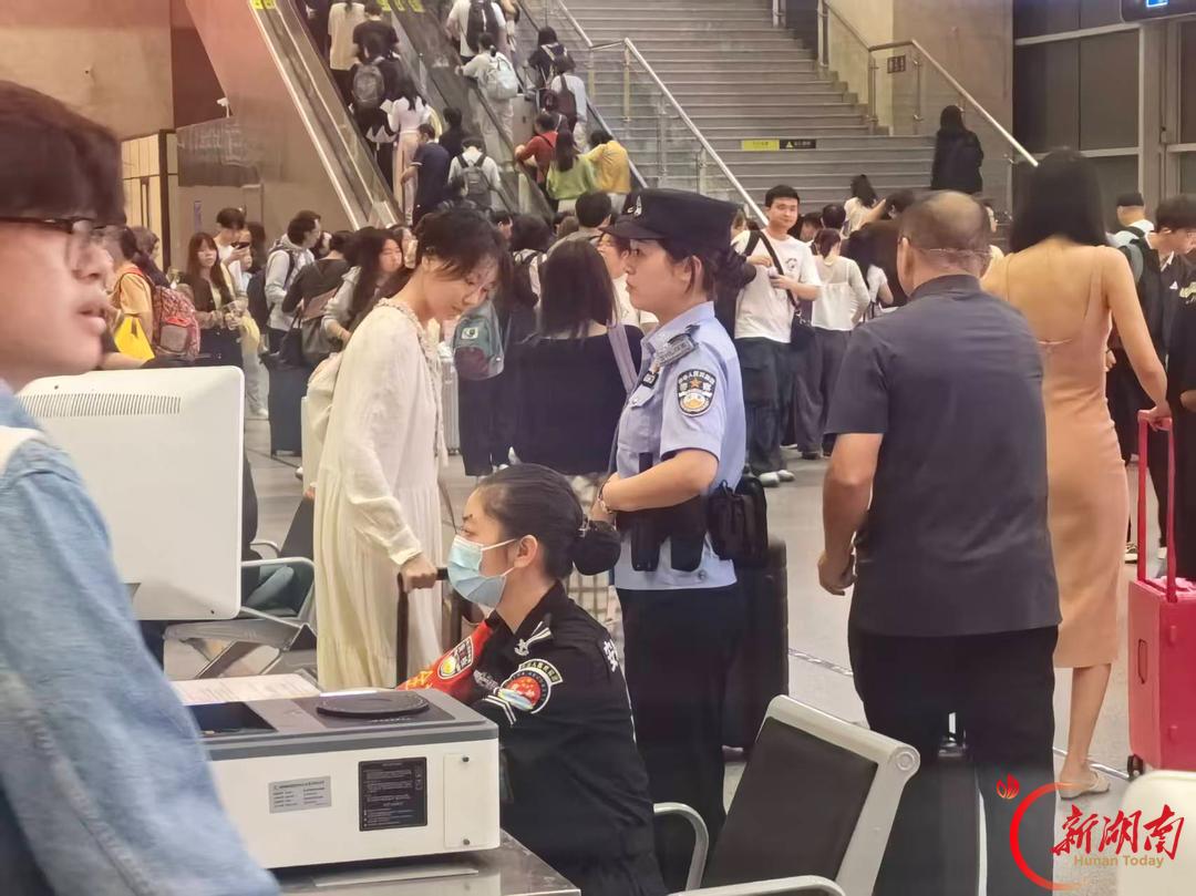 国庆我在岗｜藏蓝坚守 长沙南站铁警筑牢国庆出行平安防线