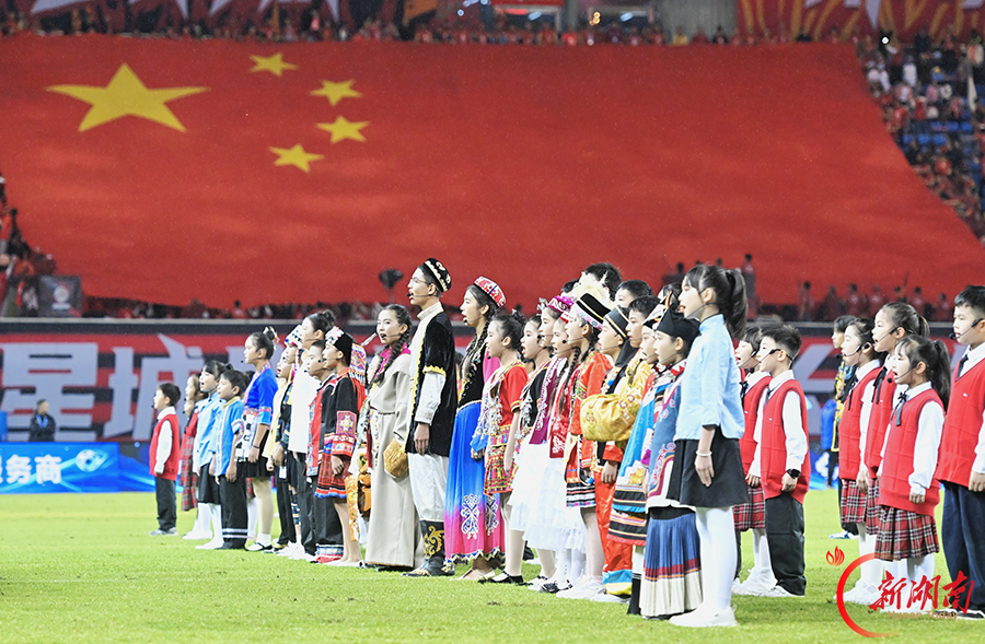 巨型五星红旗亮相“湘超”看台