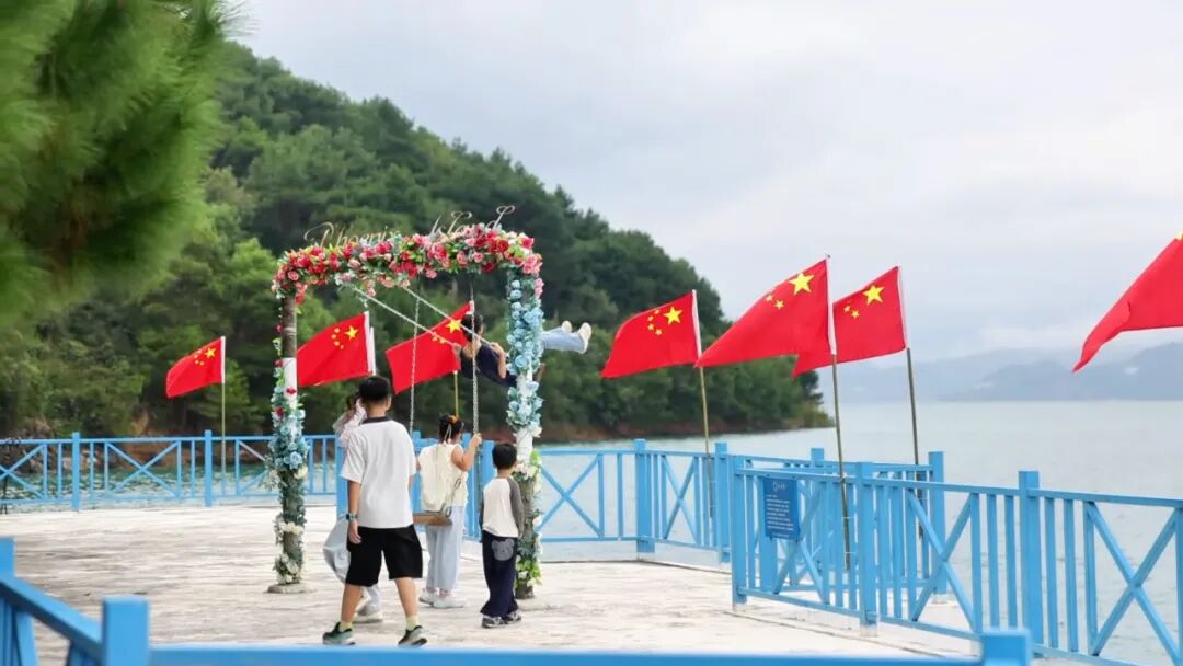 国庆首日东江湖:红旗漫卷处,家国同欢时