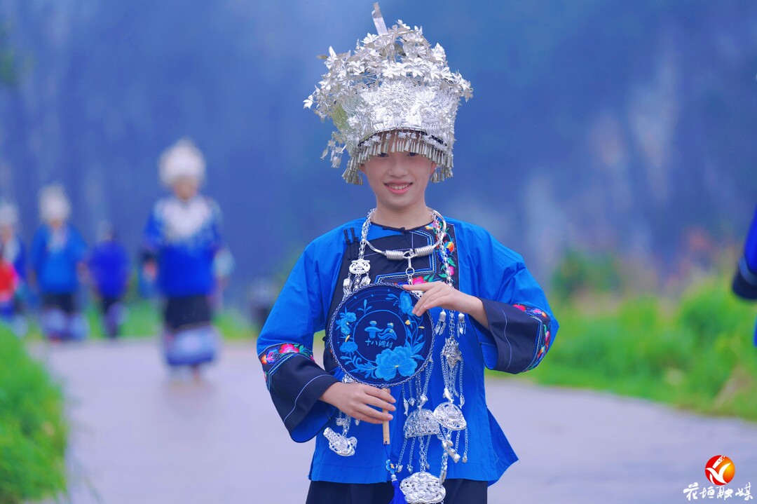 “亚洲美后”白艺昕现身花垣双龙梯田,“云顶山T”时装秀惊艳出圈