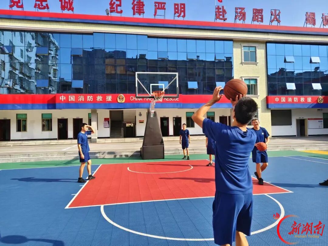 我们的节日·国庆|这抹“火焰蓝”,用坚守向祖国告白