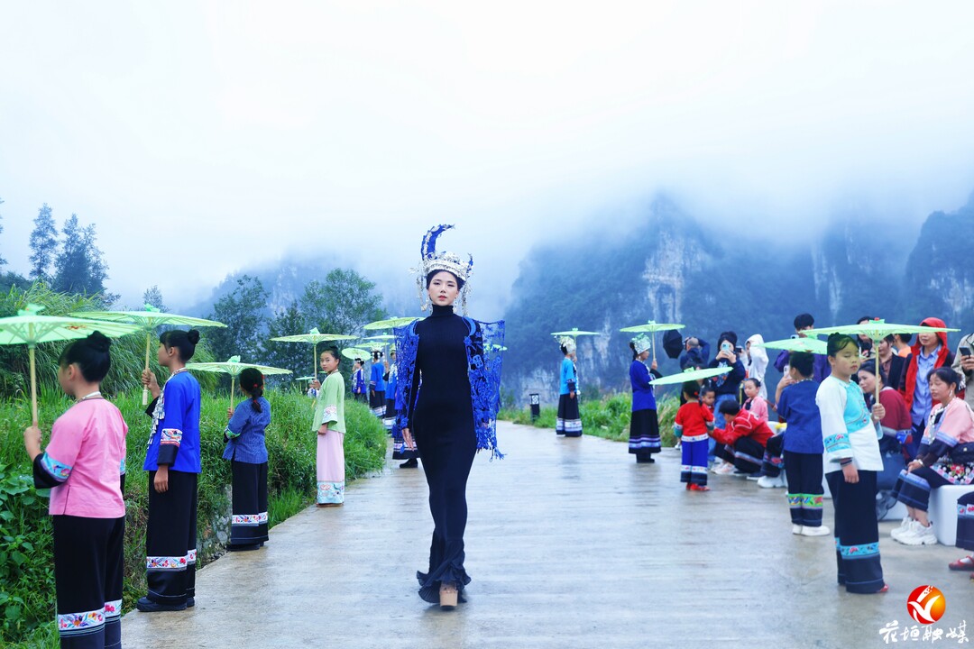 “亚洲美后”白艺昕现身花垣双龙梯田,“云顶山T”时装秀惊艳出圈