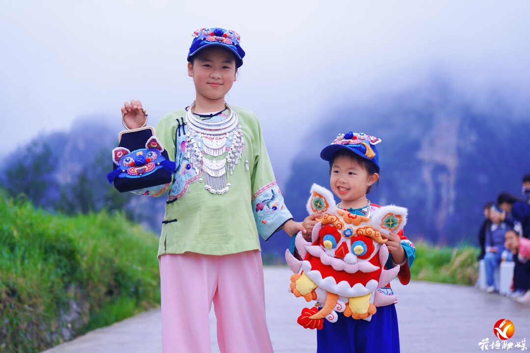 “亚洲美后”白艺昕现身花垣双龙梯田,“云顶山T”时装秀惊艳出圈