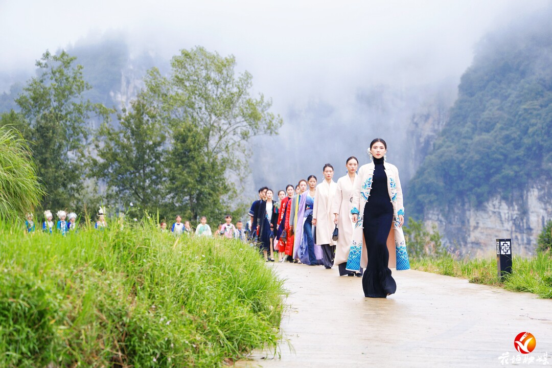 “亚洲美后”白艺昕现身花垣双龙梯田,“云顶山T”时装秀惊艳出圈