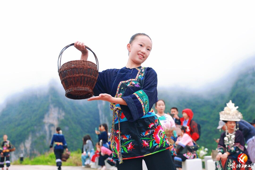 “亚洲美后”白艺昕现身花垣双龙梯田,“云顶山T”时装秀惊艳出圈