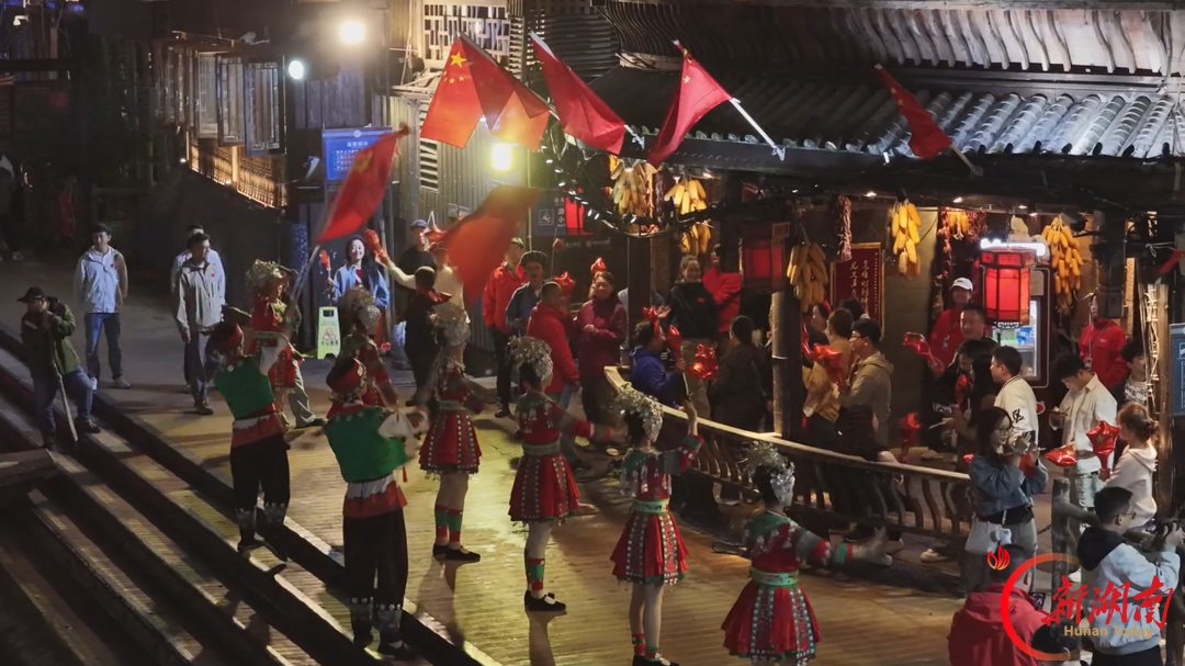 凤凰古城:国庆主题晚会吸引众多游客共贺祖国华诞
