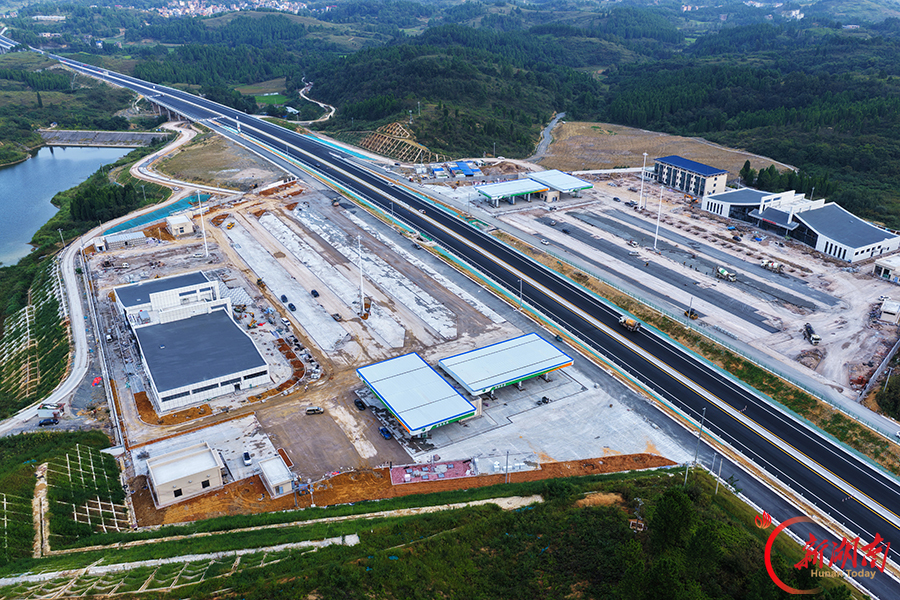 桂新高速建设忙
