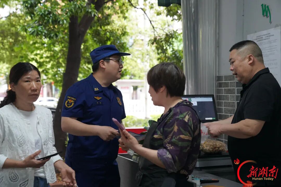 我们的节日·国庆|这抹“火焰蓝”,用坚守向祖国告白