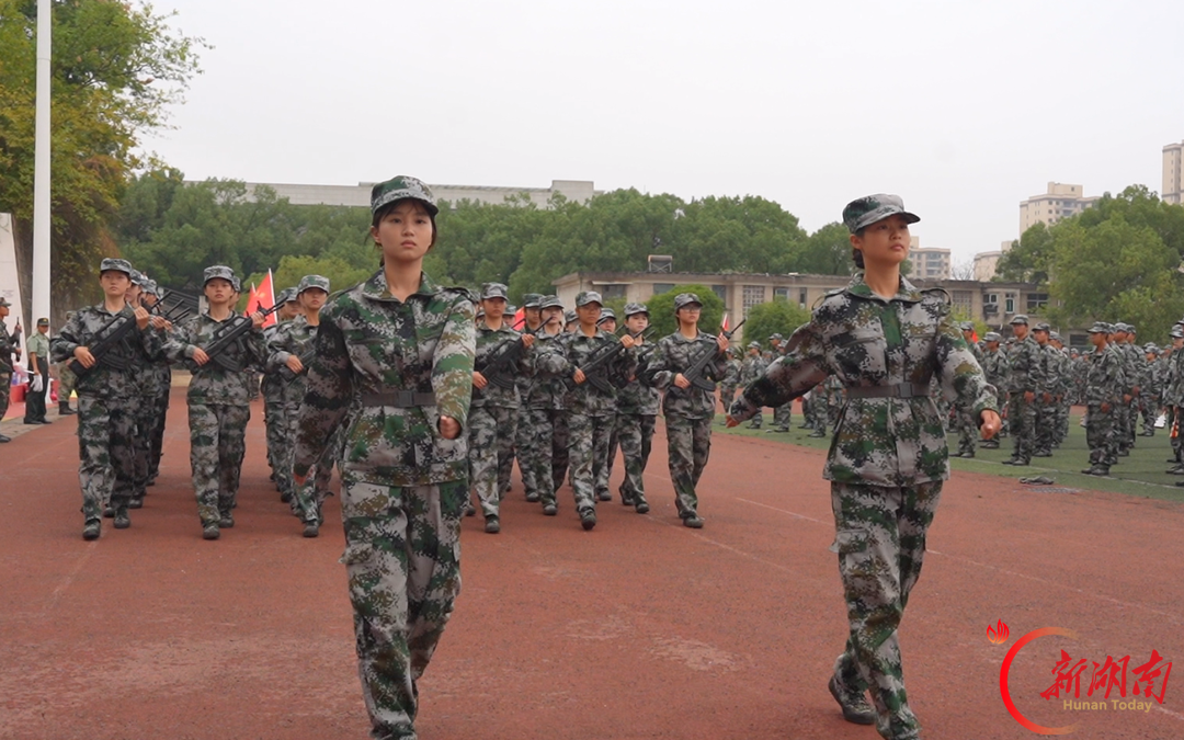 戎装列阵砺青春！湖南财工职院举行2026级新生军训成果展示暨总结颁奖大会