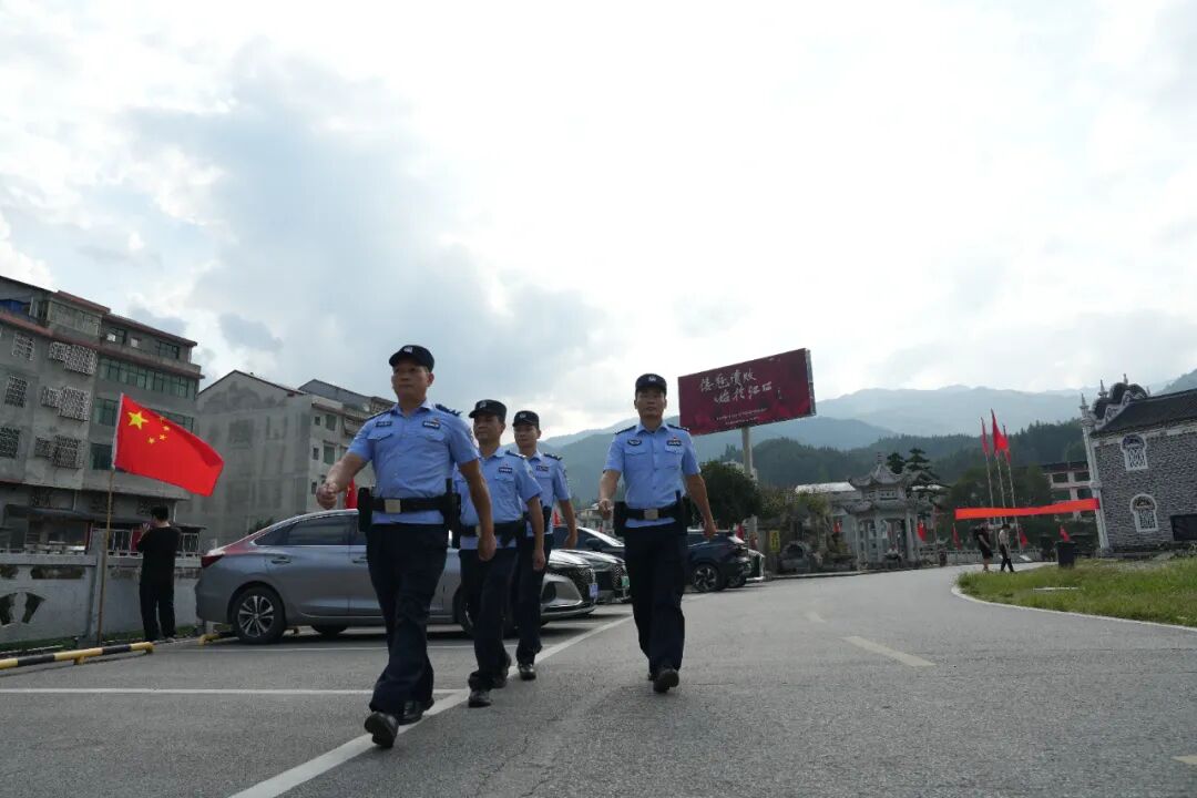 洞口公安全力护航国庆假期平安