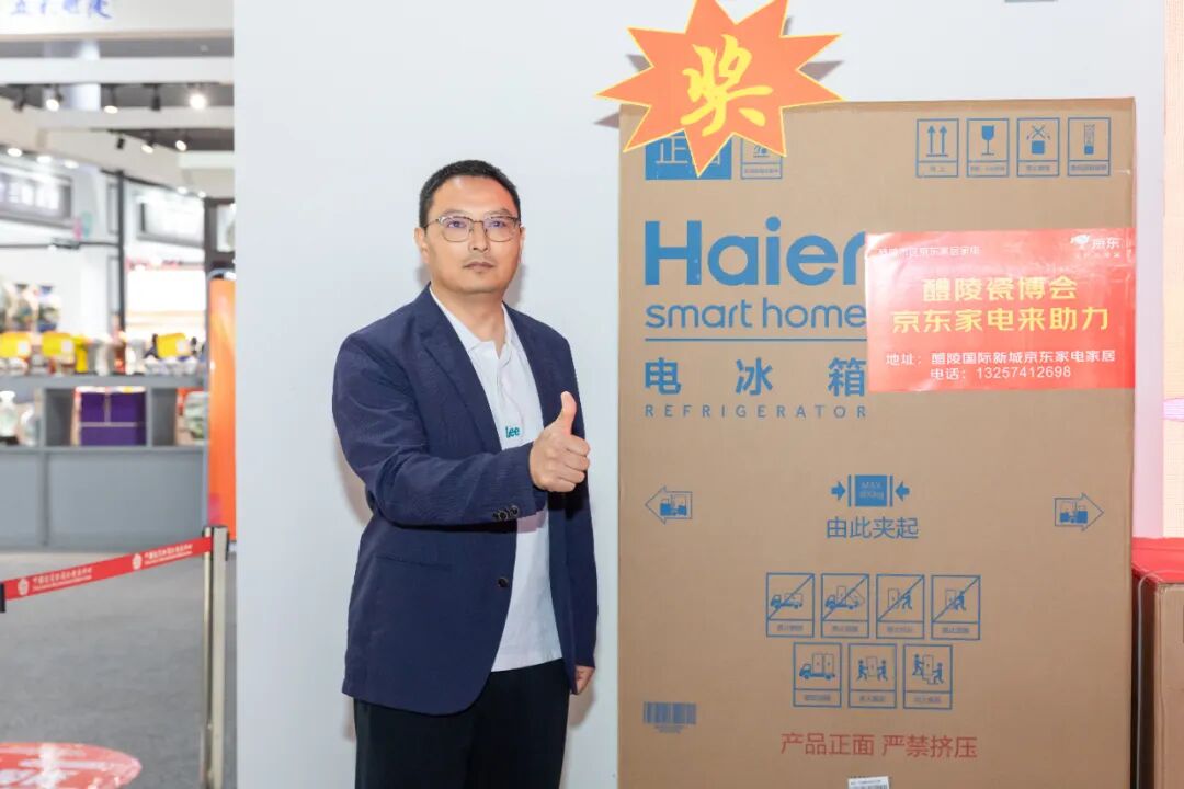 醴陵瓷博会奖品太大,他专门从浏阳叫车带回家!