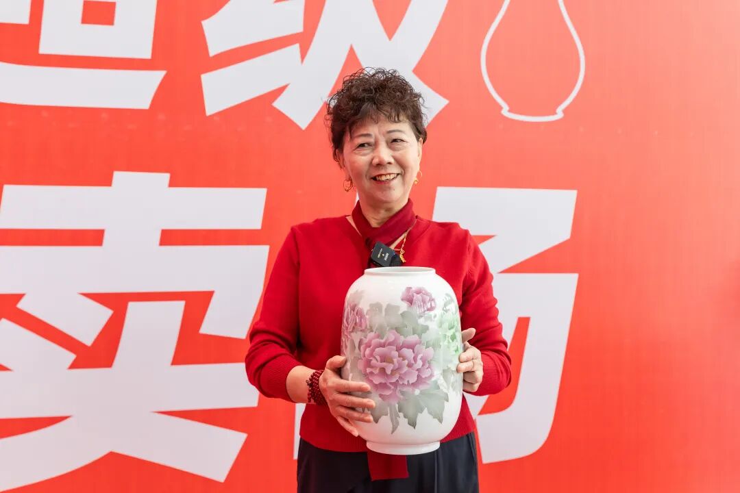 醴陵瓷博会奖品太大,他专门从浏阳叫车带回家!