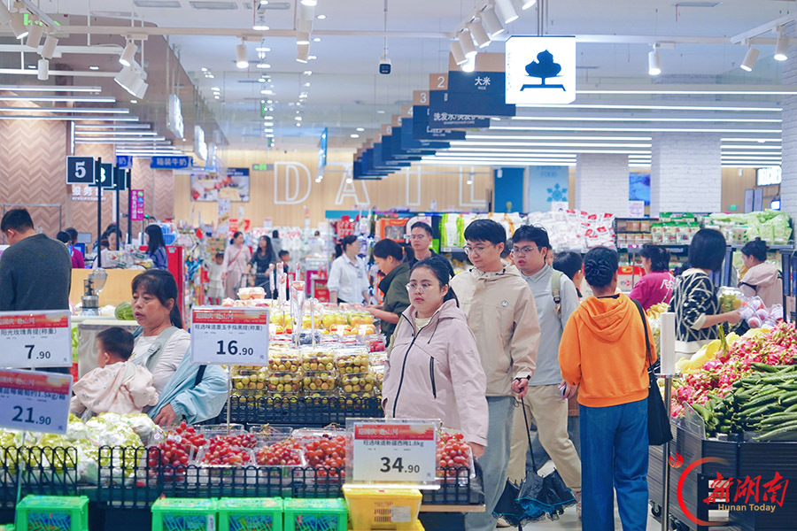 国庆消费热 商圈人气旺