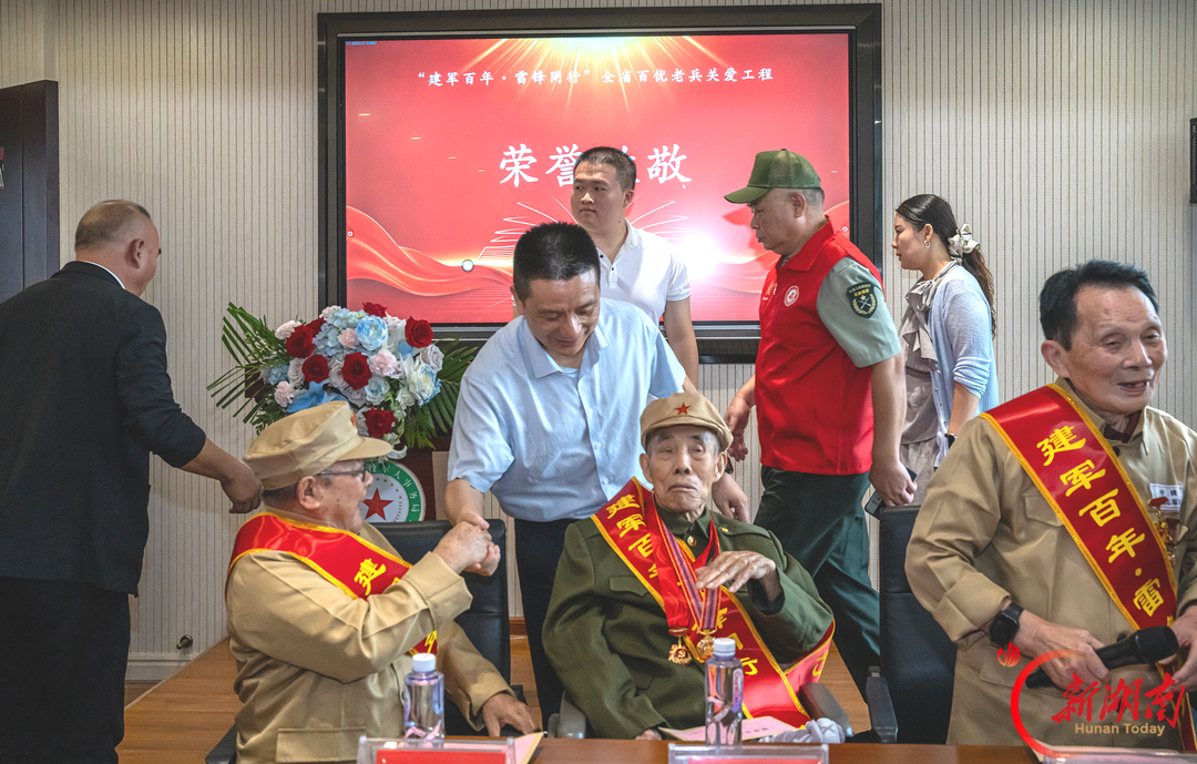 沅江市︱学雷锋、敬老兵！这场公益慰问活动，成了一堂鲜活的爱国主义教育课