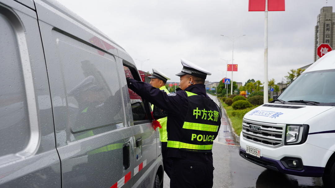 国庆我在岗｜中方交警护航群众平安出行路