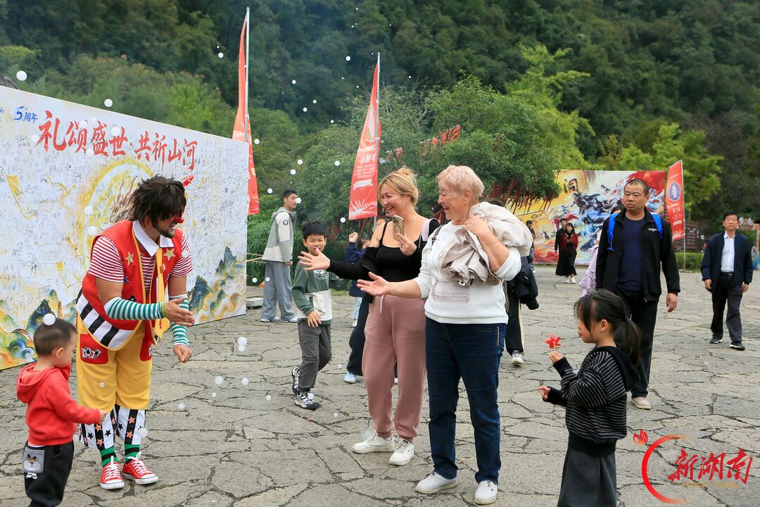 张家界黄龙洞景区:志愿服务护航国庆假期,真诚奉献温暖游客旅途