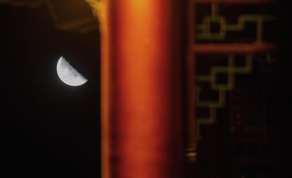 年度最大下弦月“爬上”夜空