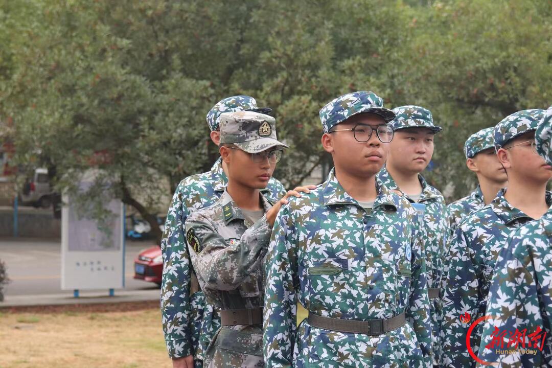 青春正步走丨淬火砺心担使命 温情带训育新人
——专访建筑与设计学院2026年新生军训教官朱标万